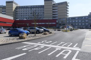 L'Hôpital fribourgeois (HFR), ici son site principal à Villars-sur-Glâne, a essuyé une perte de 36,4 millions de francs en 2023, bien davantage que les 27,9 millions inscrits au budget (archives). KEYSTONE/ANTHONY ANEX